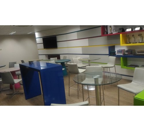 tampo de vidro sobre mesa