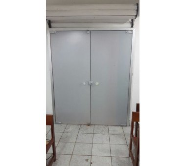 PORTA PIVOTANTE COM FERRAGEM AL E ADESIVADO