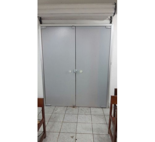 PORTA PIVOTANTE COM FERRAGEM AL E ADESIVADO