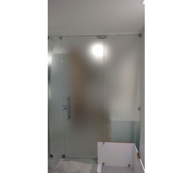 PORTA PIVOTANTE COM FIXO PUXADOR H E ADESIVO EFEITO JATEADO
