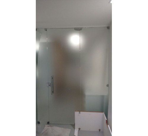 PORTA PIVOTANTE COM FIXO PUXADOR H E ADESIVO EFEITO JATEADO