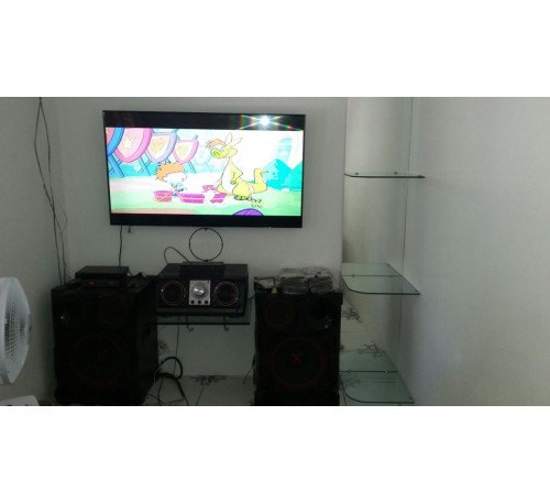 Prateleira Para Som Sob Tv E Ao Lado Espelho De Fundo Com 03 Prateleiras